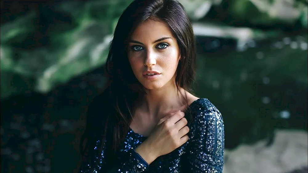 Brunette mit blauen Augen