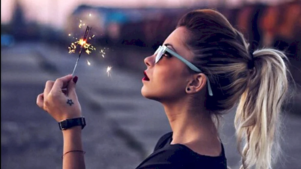Stylischer Mann mit Brille
