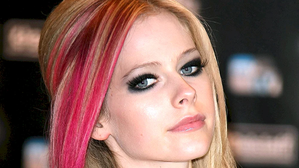 Avril Lavigne mit rosa Strähnen
