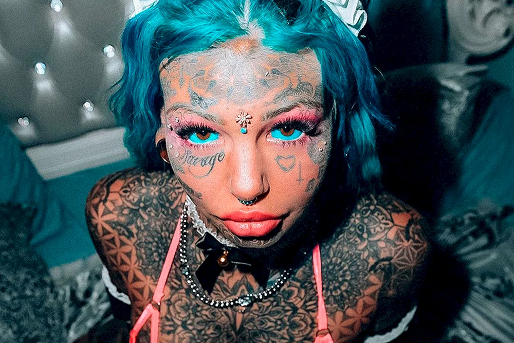 Tattooed Amber Luke