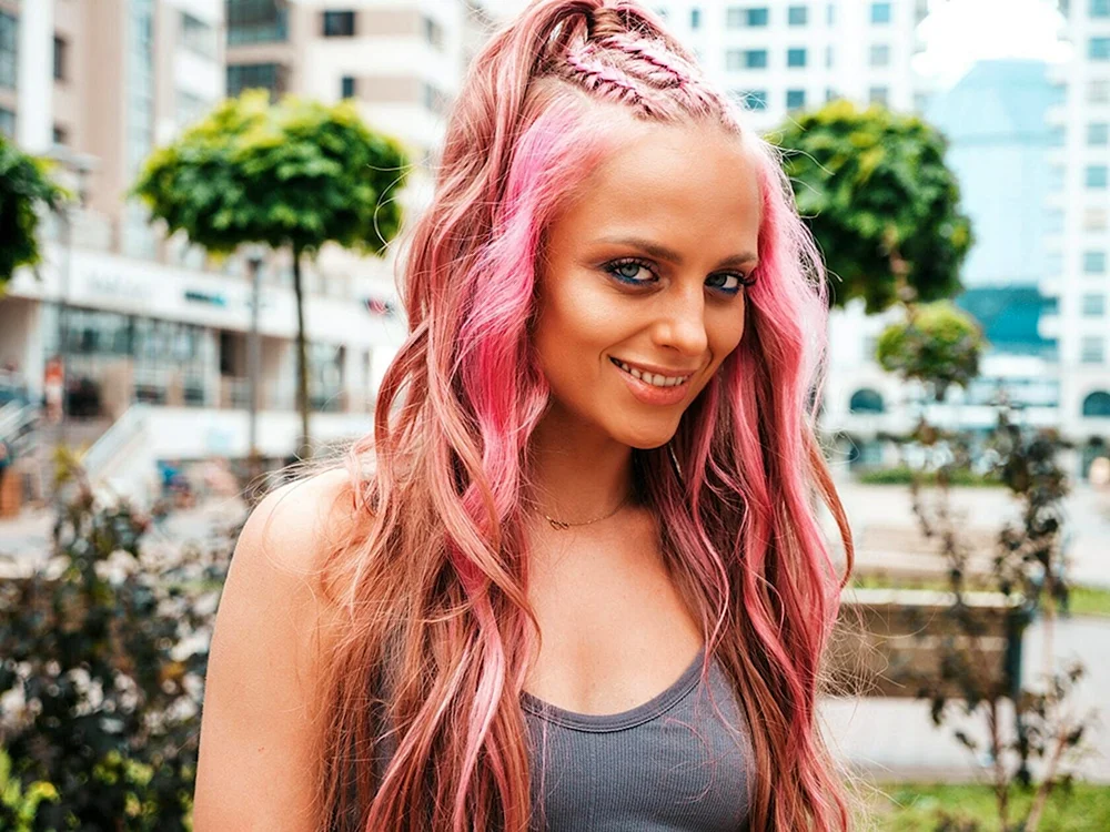Lila Strähnen auf blondem Haar