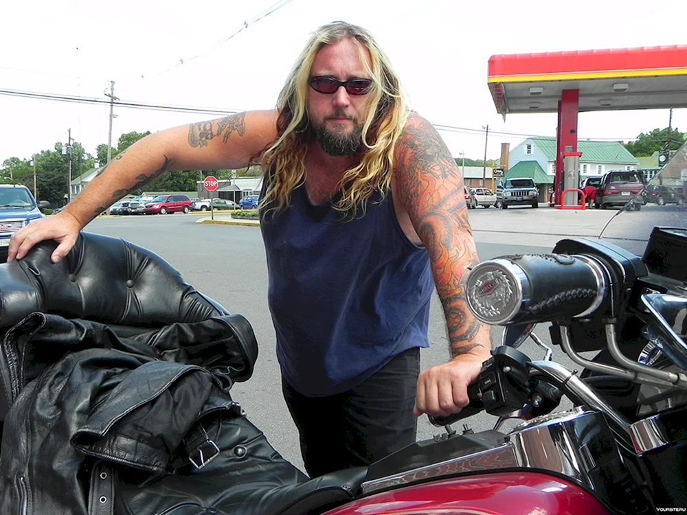 Biker mit langen Haaren