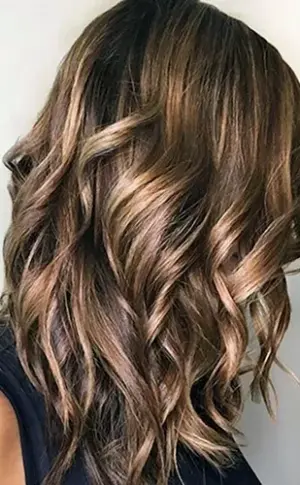 Balayage auf dunklem Haar 2023