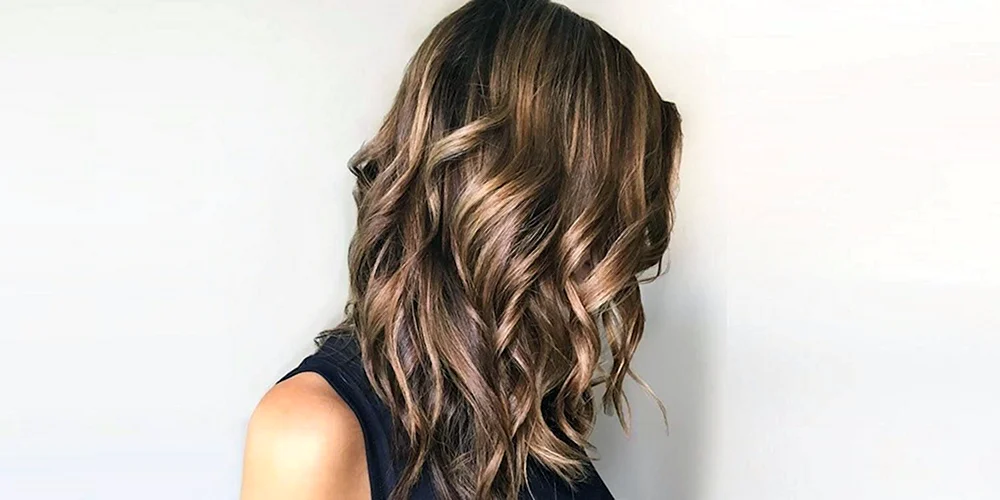 Balayage auf dunklem Haar 2023
