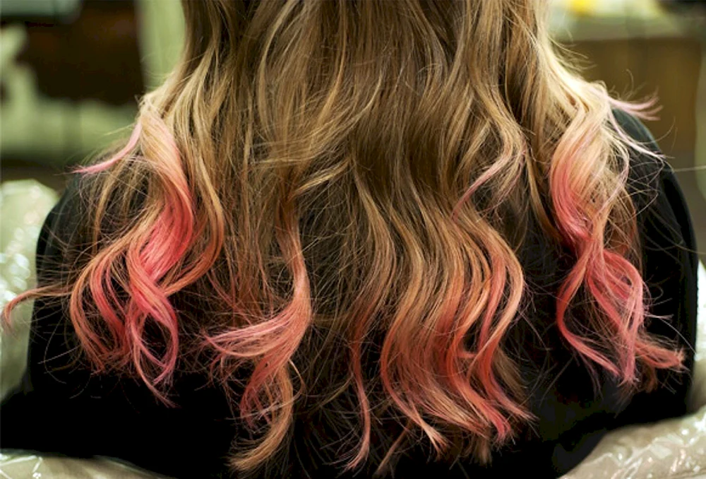Rote Spitzen auf kurzem Haar