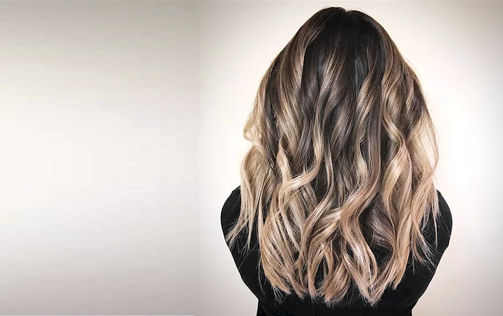 Eine Asche balayage auf braunem Haar