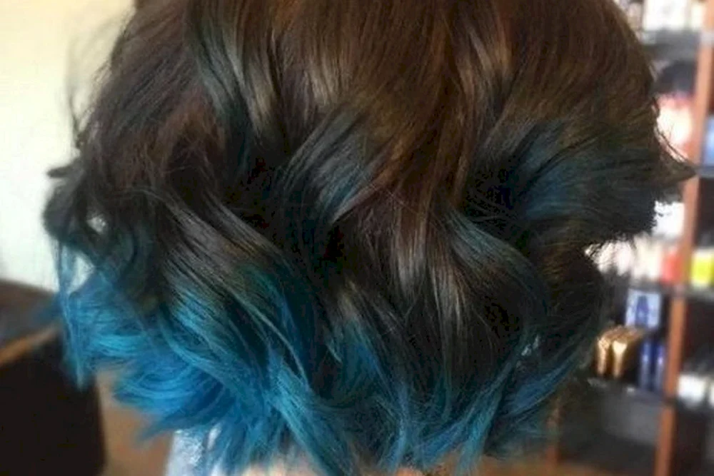 Balayage blau auf dunklem Bob-Haar