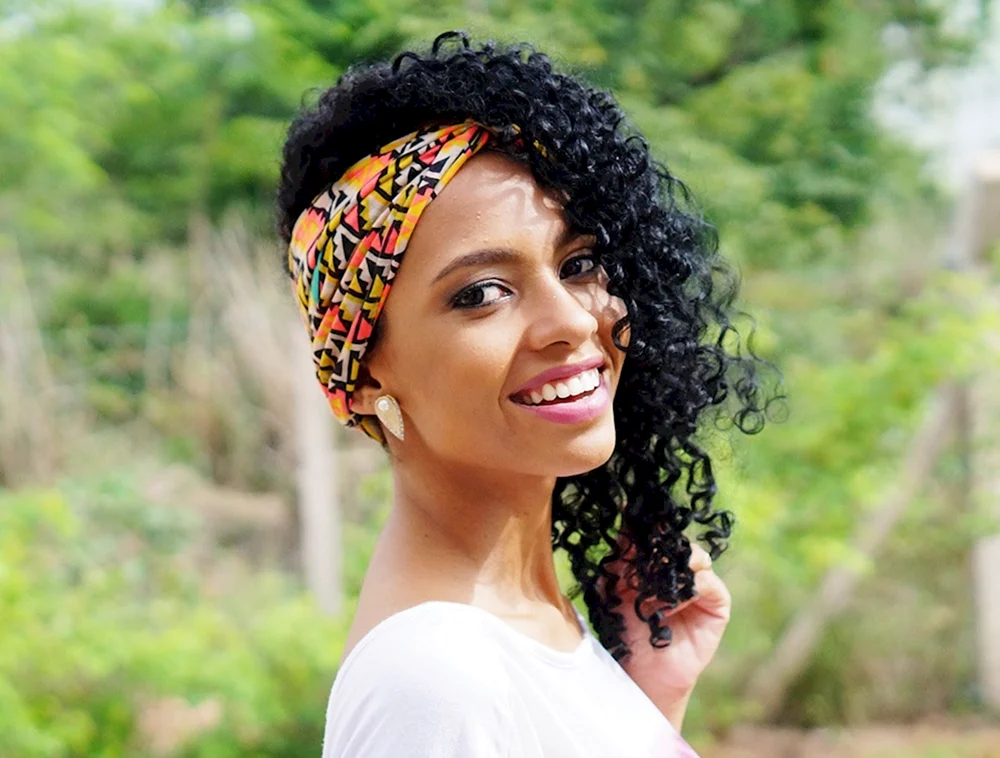 Bandana auf lockigem Afro-Locken Hannah