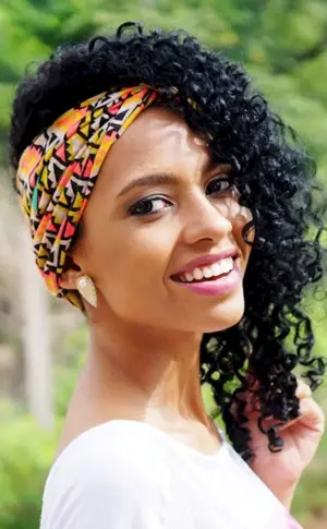 Bandana auf lockigem Haar