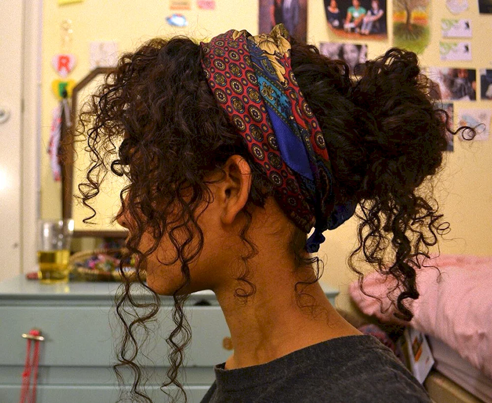 Bandana auf lockigem Haar