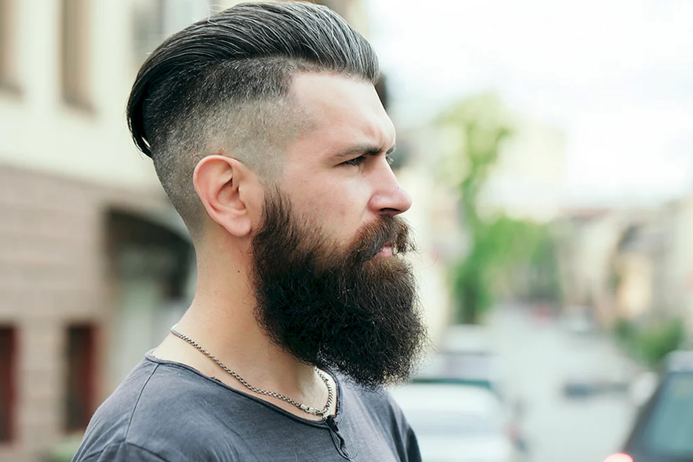 Herrenfrisuren mit rasierten Schläfen