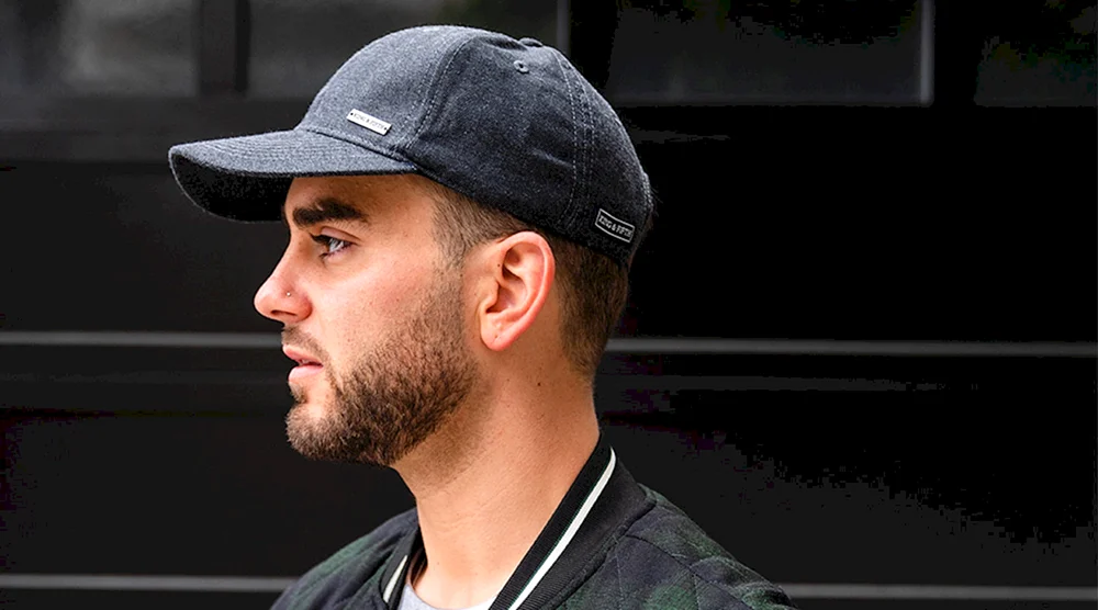 Baseballmütze auf dem Kopf