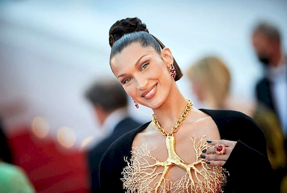 Bella Hadid 2021