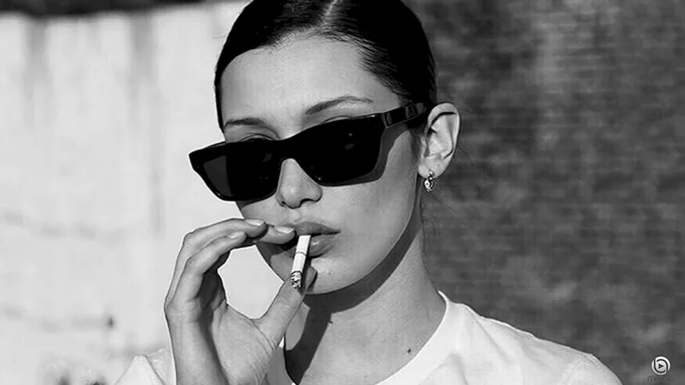 Bella Hadid raucht