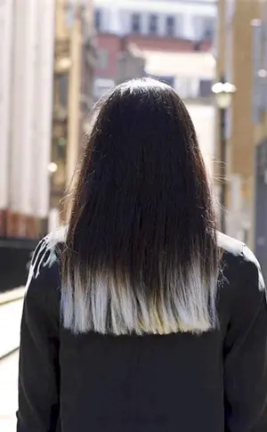 Weiße Spitzen auf dunklem Haar