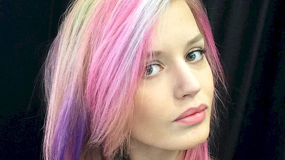 Weißes Haar mit rosa Strähnen