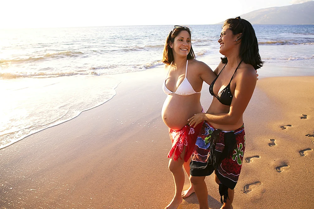 Schwangere Frauen am Strand
