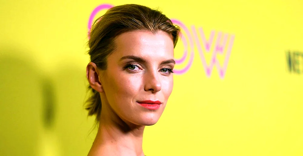 Betty Gilpin Hunt 2020