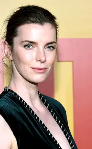 Betty Gilpin 2022