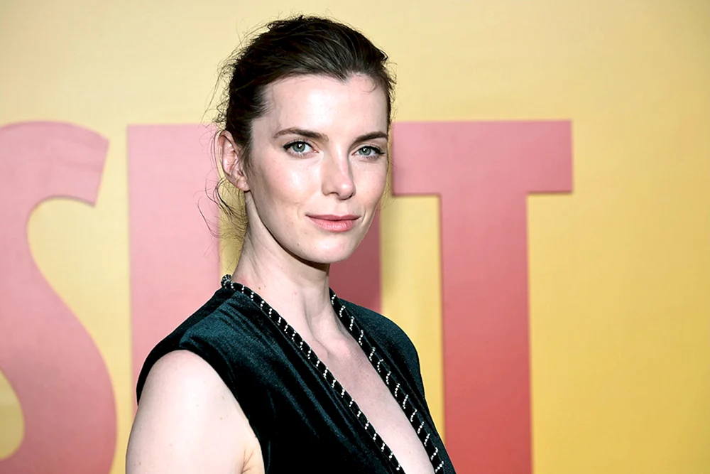 Betty Gilpin 2022