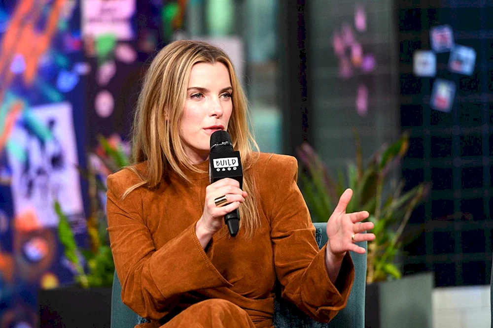 Betty Gilpin. Betty Gilpin