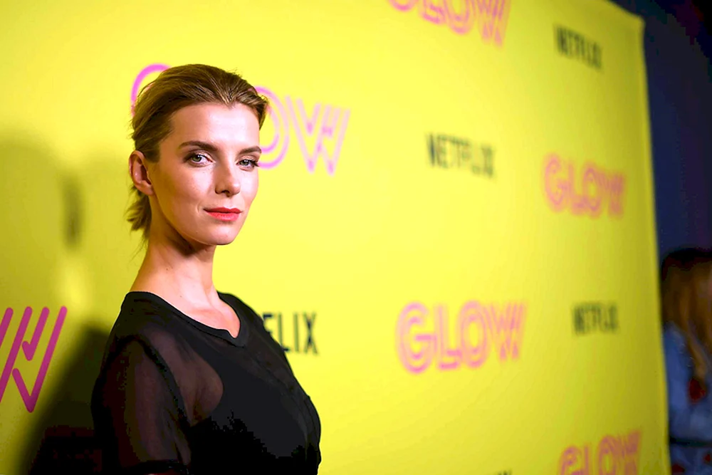 Betty Gilpin Füße