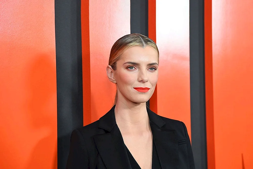 Betty Gilpin 2023