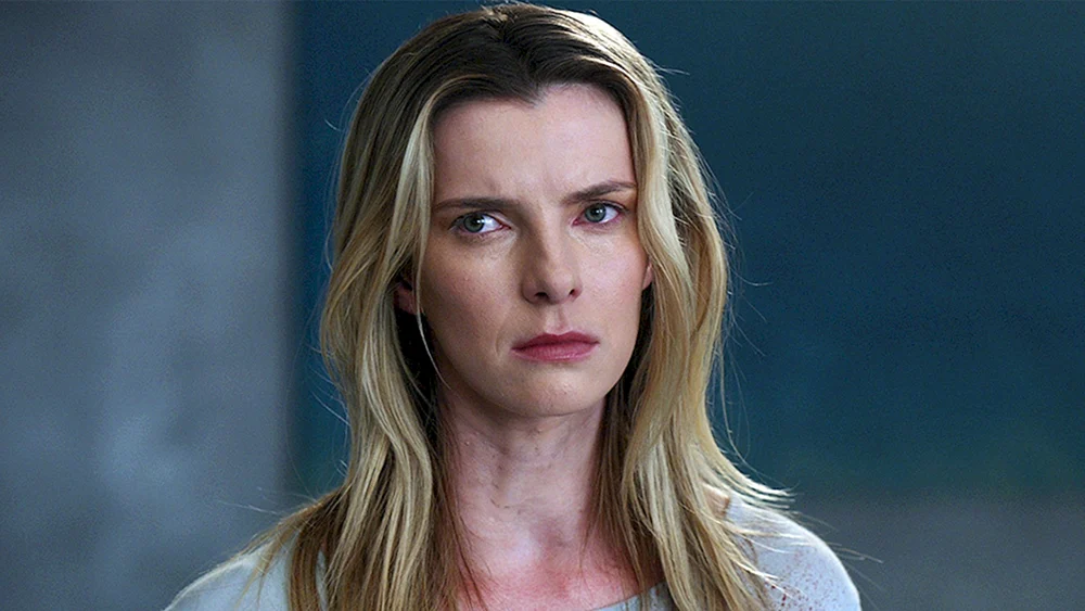 Betty Gilpin 2020