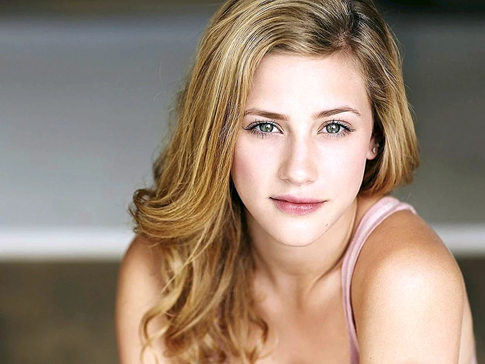 Lili Reinhart 2022