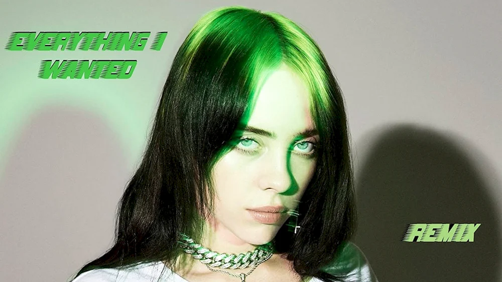 Billie Eilish mit grünen Haaren lächelnd
