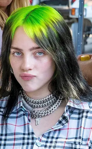 Billy Eilish mit grünen Haaren