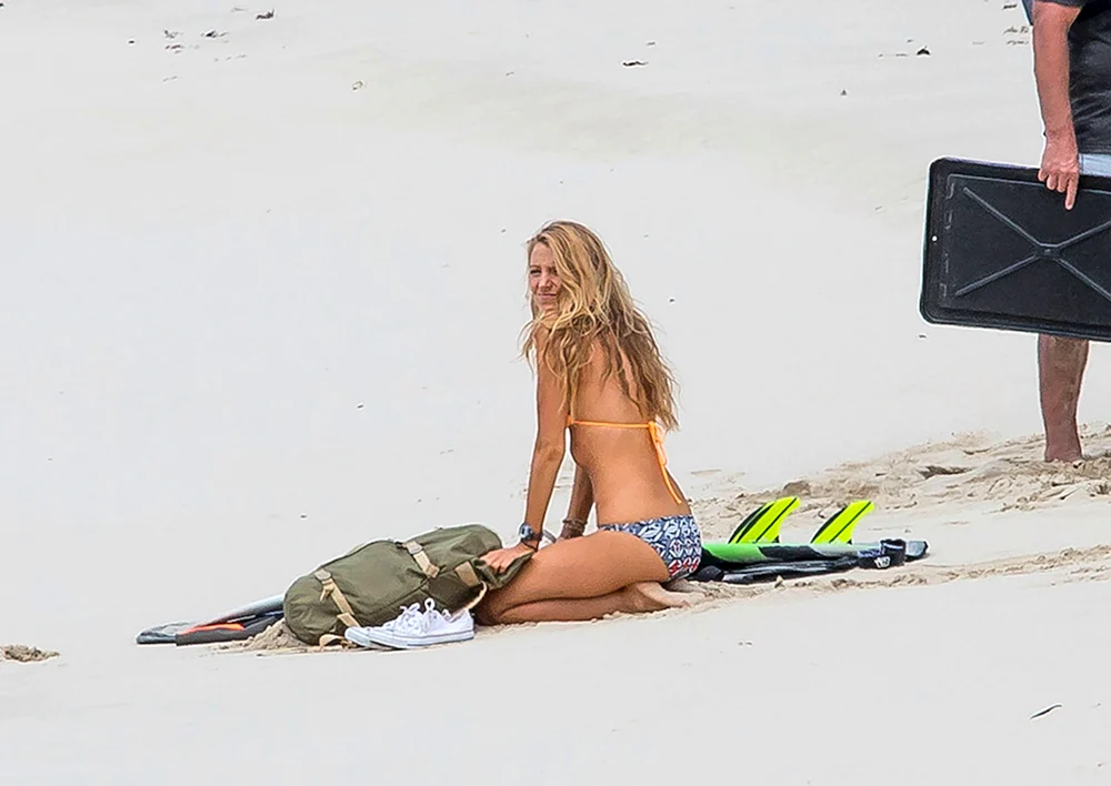 Blake. Lively im Badeanzug Blake Lively