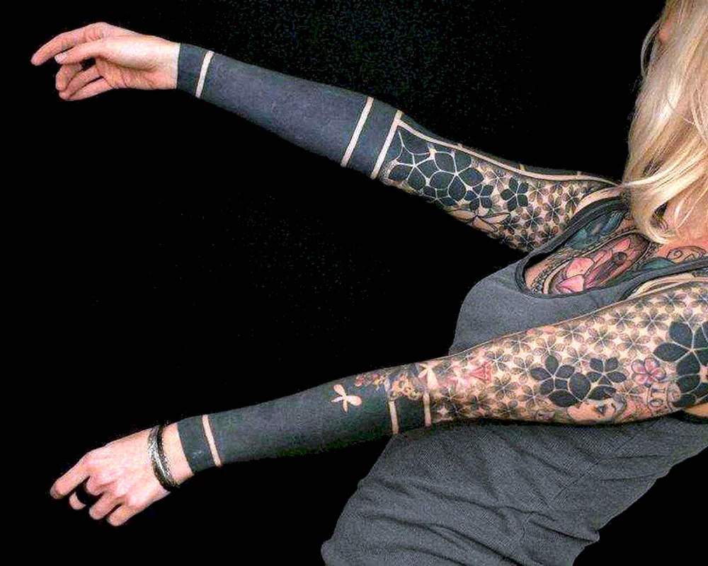Blackwork Halbarm-Tattoo