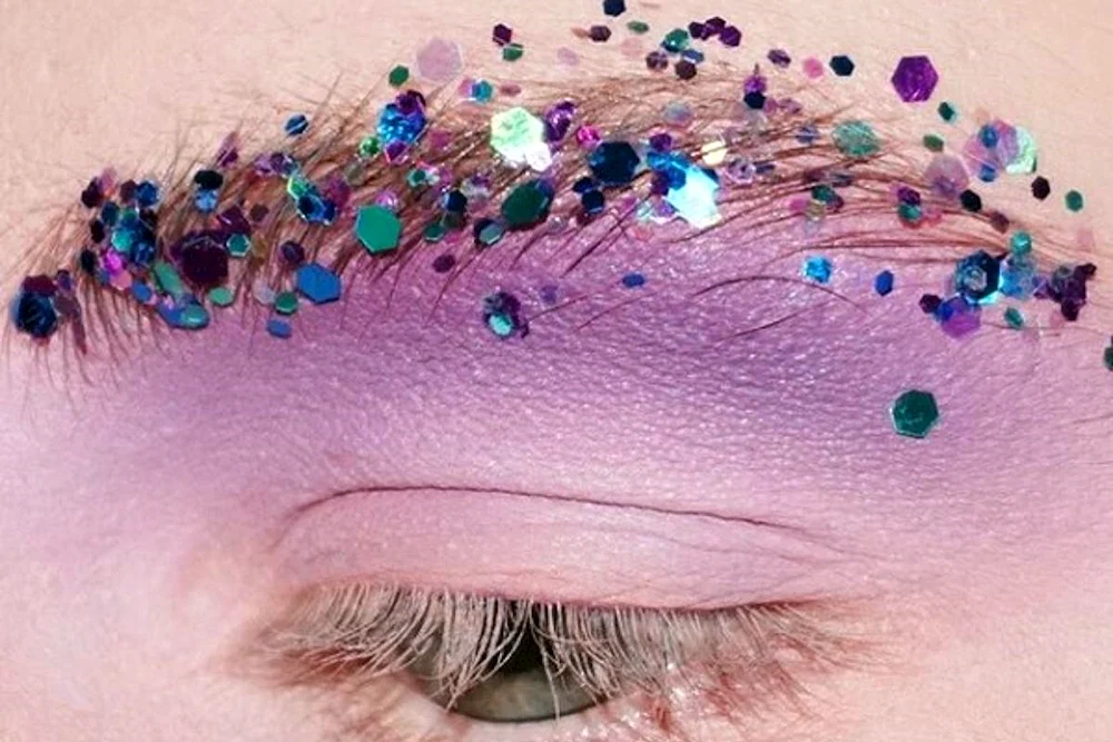 Glitter auf Augenbrauen
