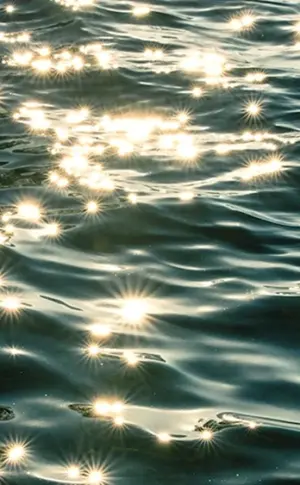 Sonnenblendung auf dem Wasser