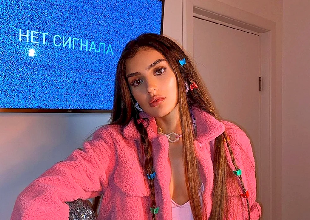 Blogger Dina Sayeva