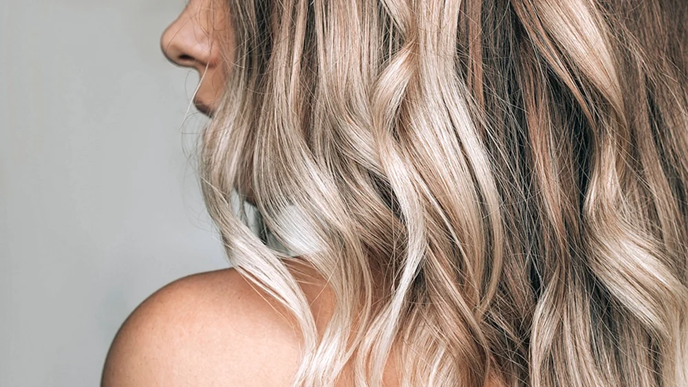 Blond auf mittlerem Haar
