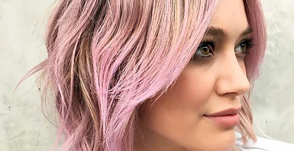 Blond mit rosa Strähnen