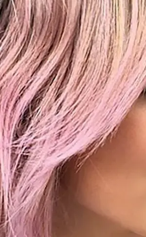 Blond mit rosa Strähnen
