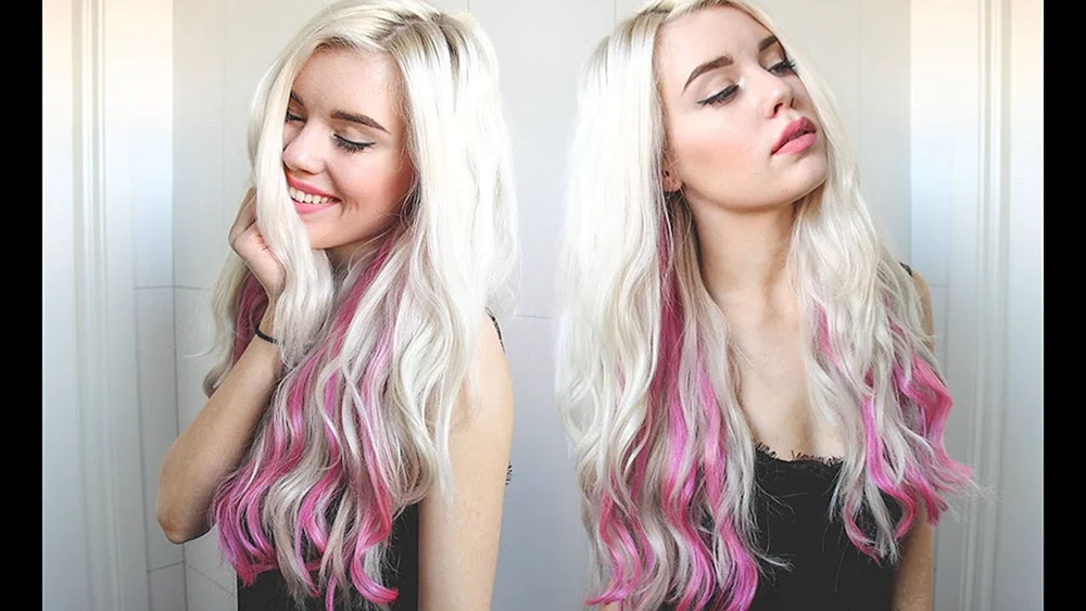 Blond mit farbigen Strähnen