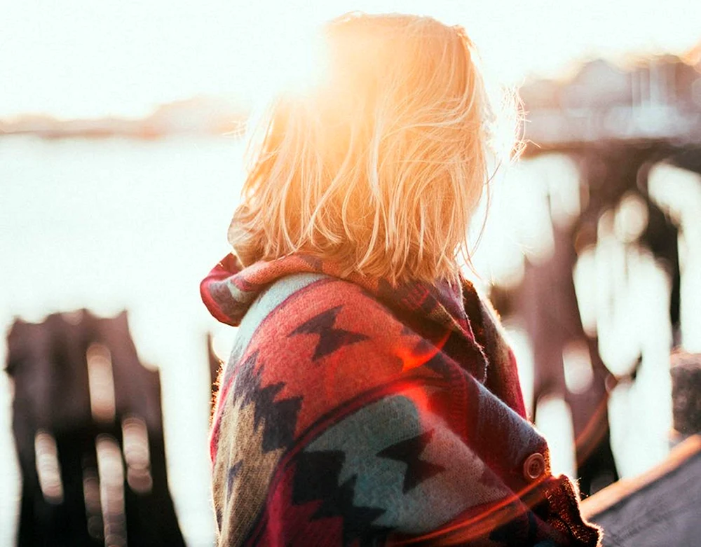 Blond mit kurzen Haaren am Meer