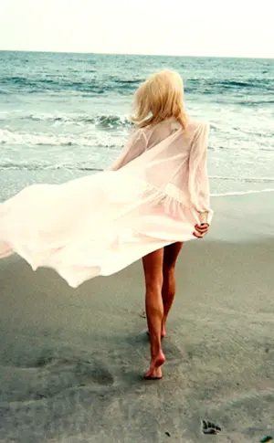 Blondine am Meer