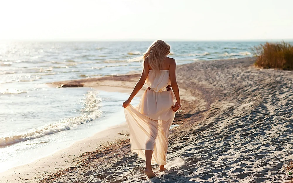 Brunette Mädchen am Meer