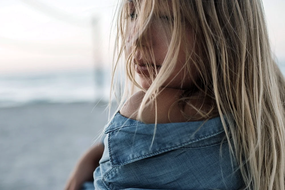 Blond mit Rücken