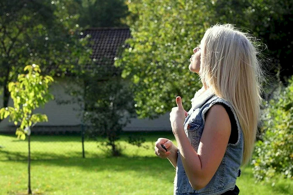 Blond von der Seite