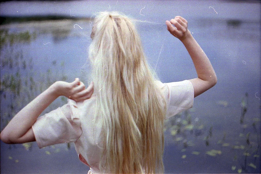 Blond mit langen Haaren