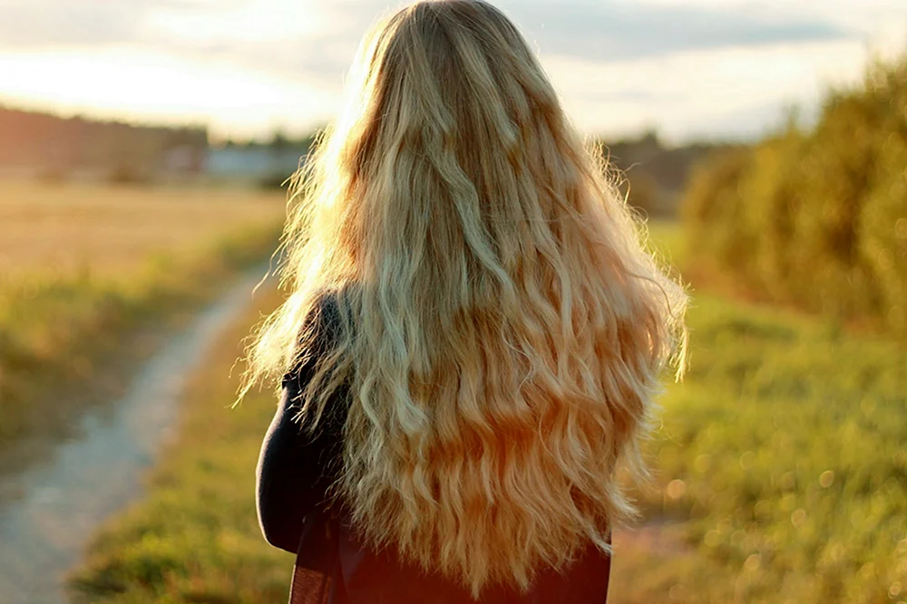 Blond mit langen Haaren