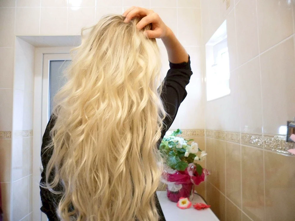 Blond mit langen Haaren