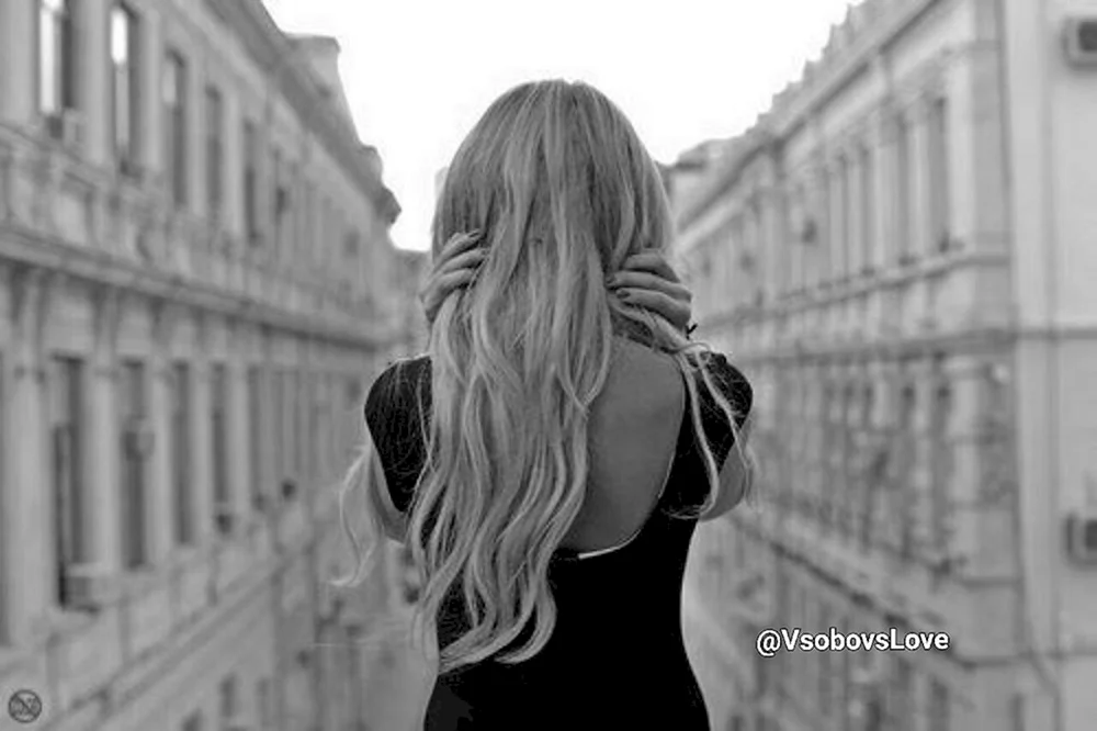 Blond mit langen Haaren