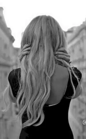 Blond mit langen Haaren